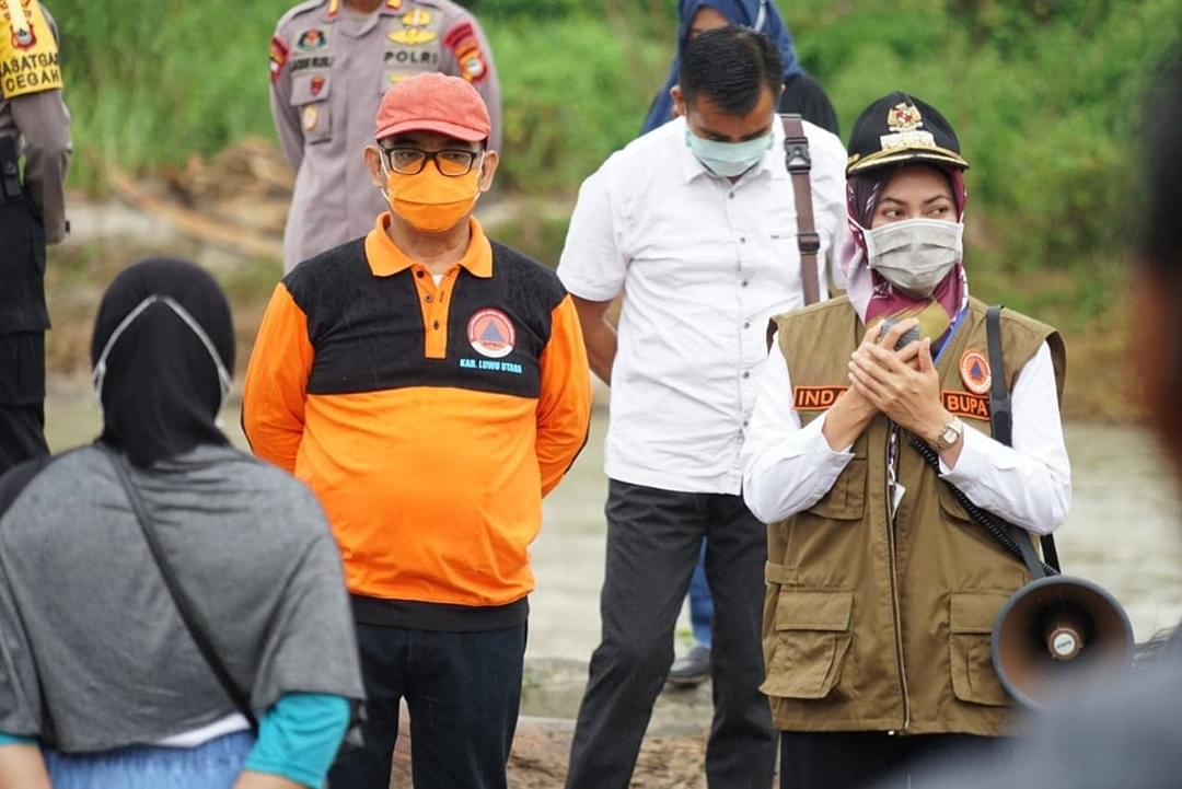 Kadispora beserta staf berpartisipasi kerja bakti gotong royong