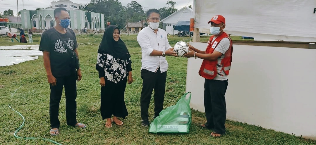 Usir Kejenuhan, Kadispora Menyerahkan Bantuan Peralatan Olahraga di Wilayah Pengungsian Kampal